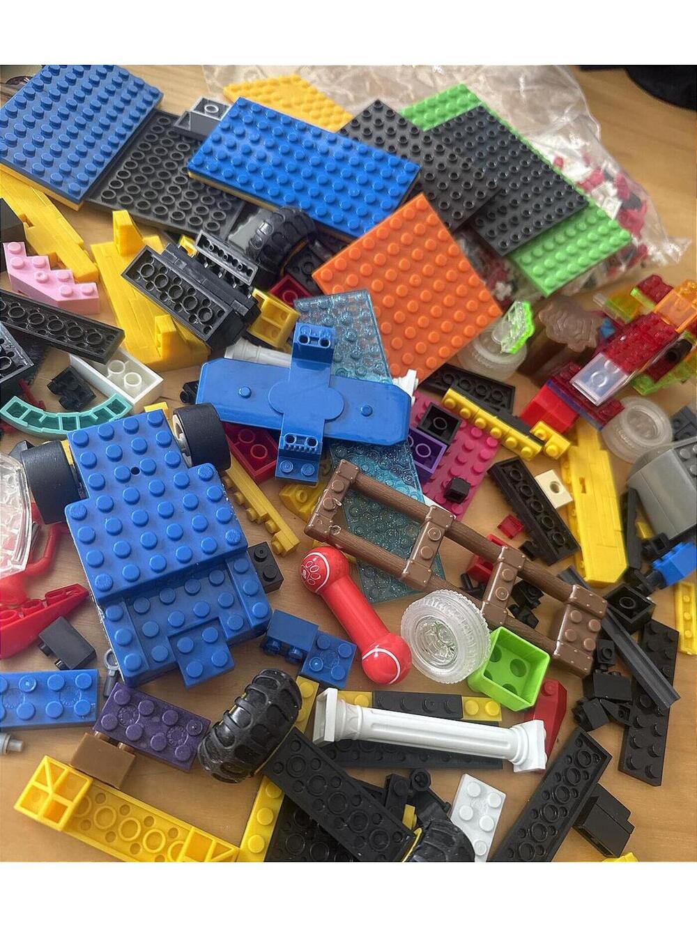 Over 1 LB of Mega Blocks Building Bricks & 4 Mini People All Very Good